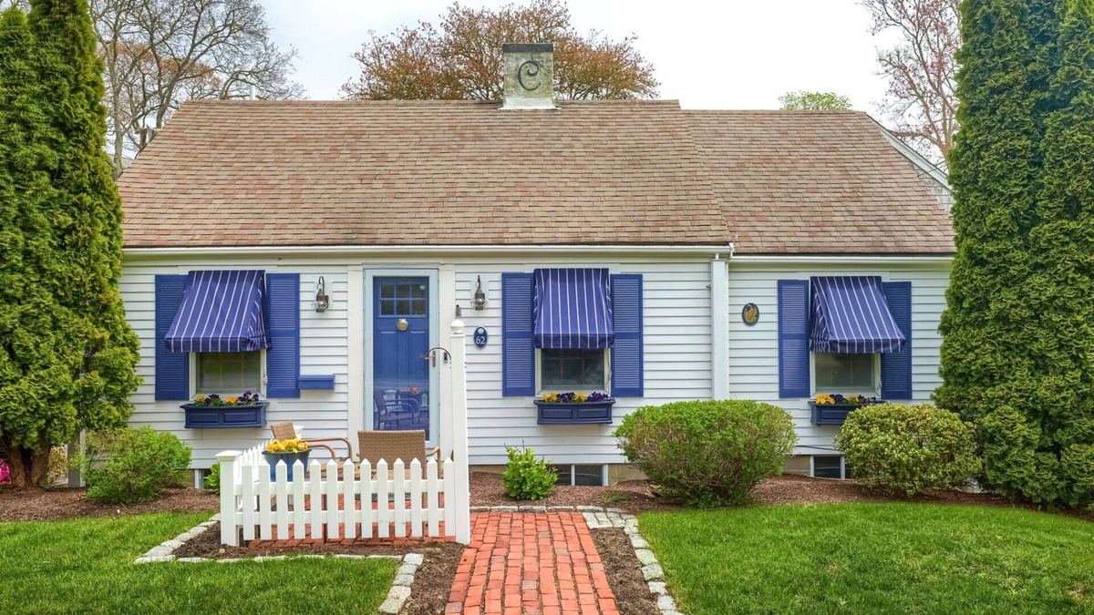 Centerville House | CAPE COD AT IT'S BEST 4 BDRM,2.5 BATH CENTERVILLE VILLAGE HOME. PET FRIENDLY, DOGS UNDER 20 POUNDS.