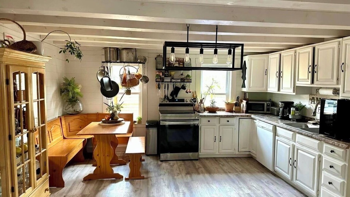 Buzzards Bay House | Cape Cod Farmhouse- Pet Friendly, Fully Fenced in Backyard