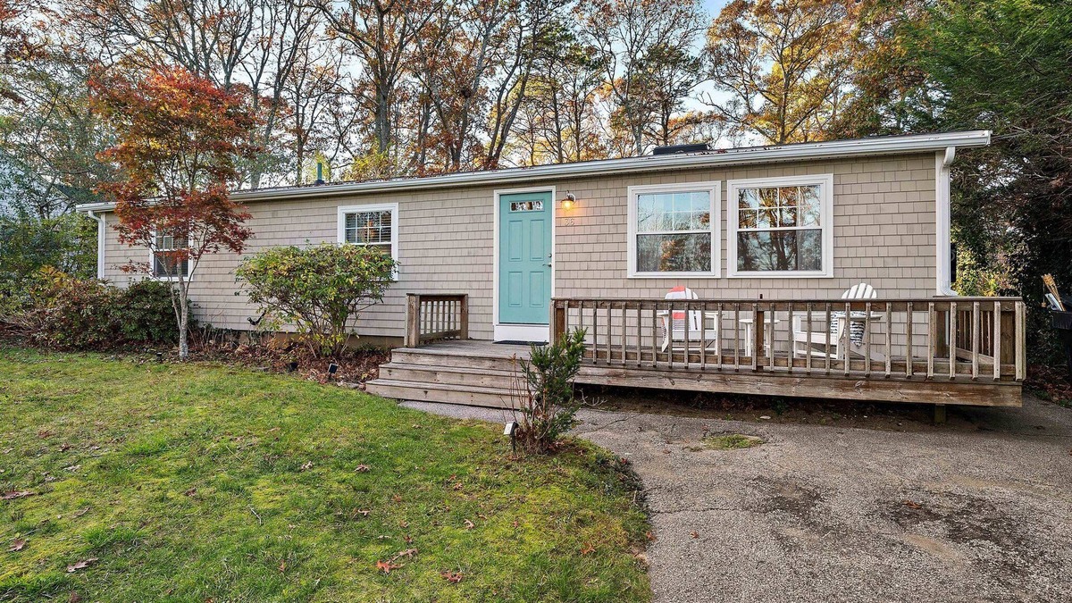 Mashpee House | Cape Cod - John's Pond Mashpee - Private Assoc. Beach and two Kayaks