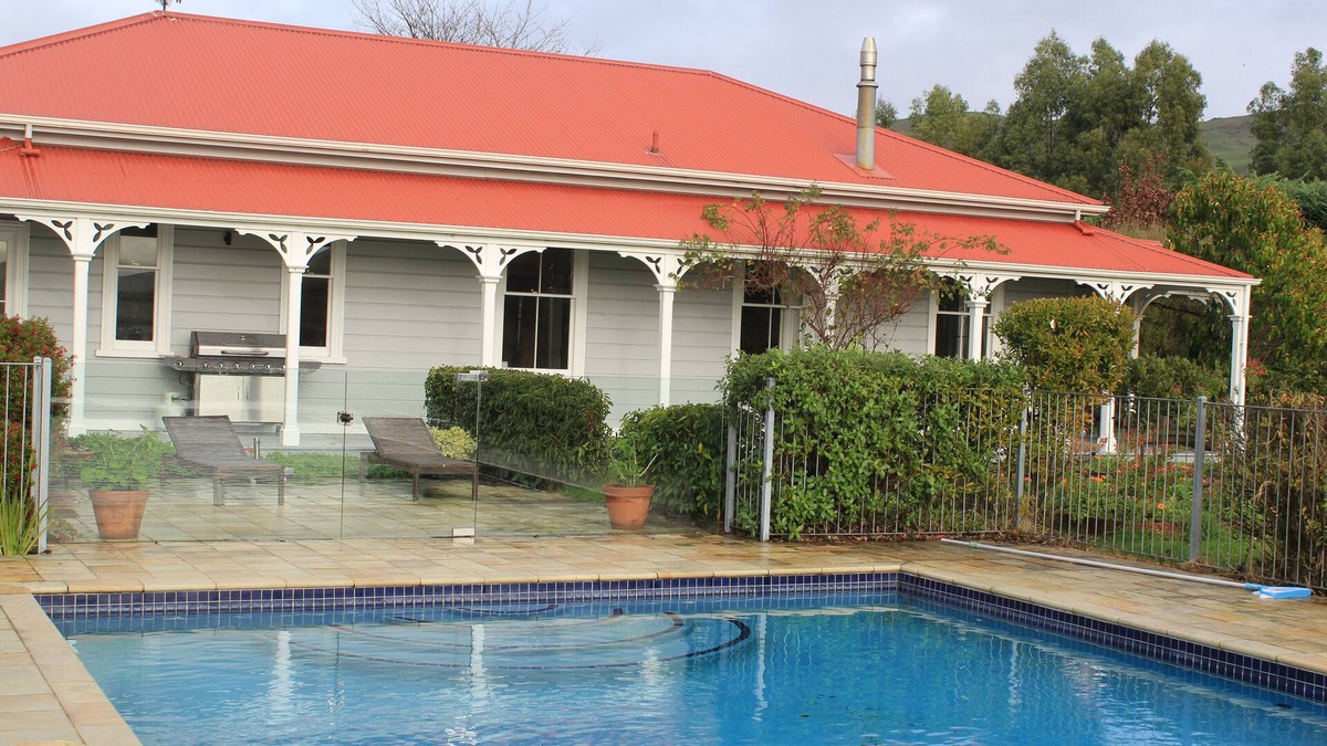 Waimarama Cottage | Cape South Cottage - delightful country cottage with Pacific ocean views