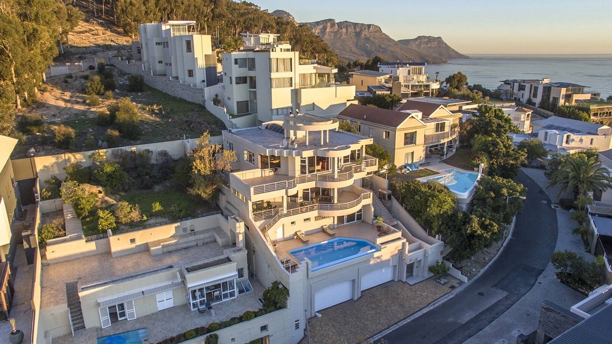 Bantry Bay Villa | Cape Town -Bantry Bay - Ocean Views, Pool, WiFi, Security, Parking, Backup Power