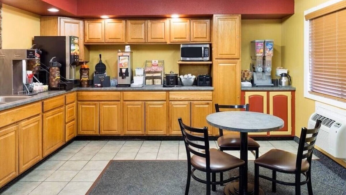 Kingdom City Hotel | Capital O Amerihost Inn and Suites Kingdom City Hwy 54 MO