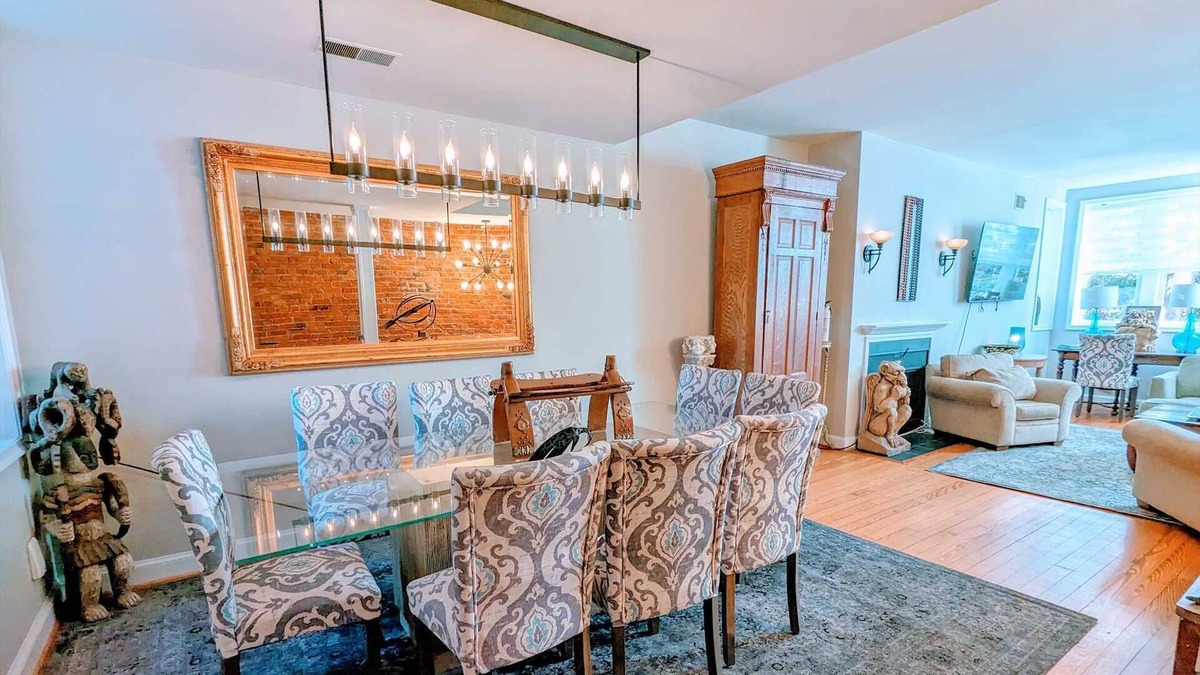 Near Northeast House | Capitol Hill 6 Bedroom Townhouse with off street parking!