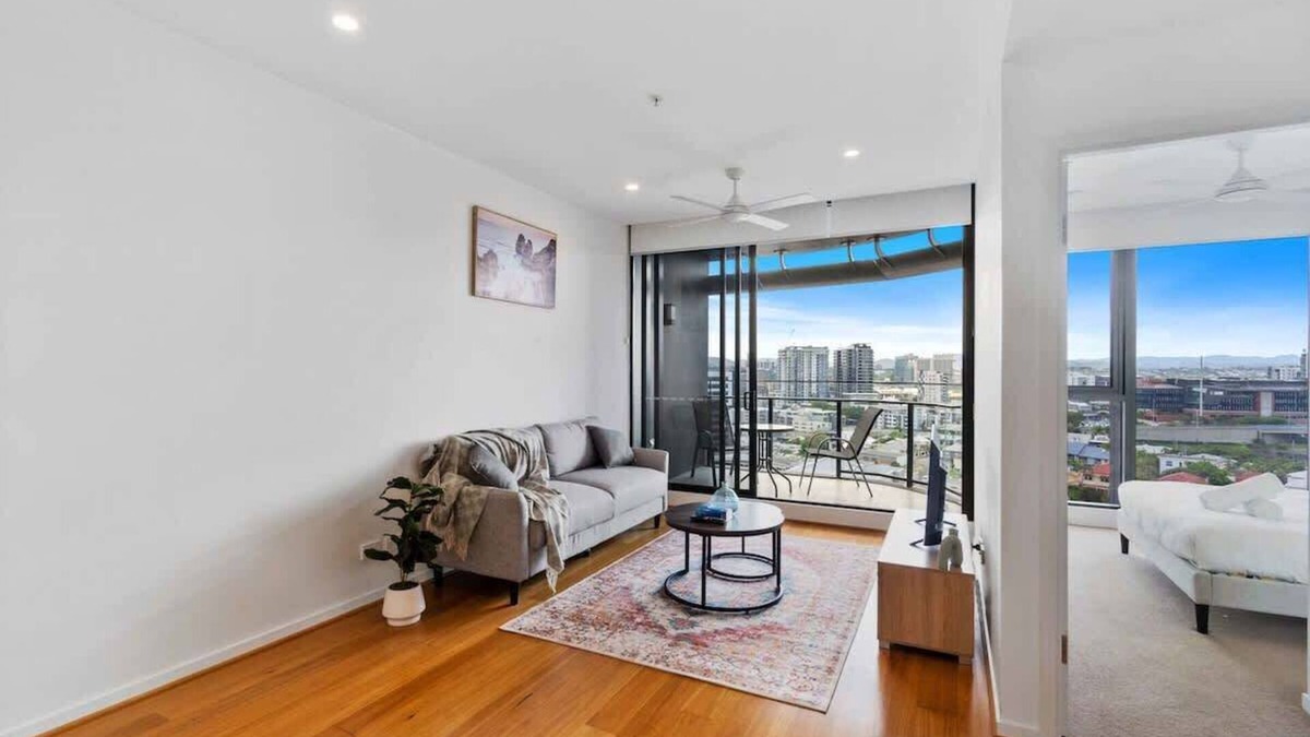 Newstead Apartment | Capri - Executive 1BR in Fortitude Valley plus parking