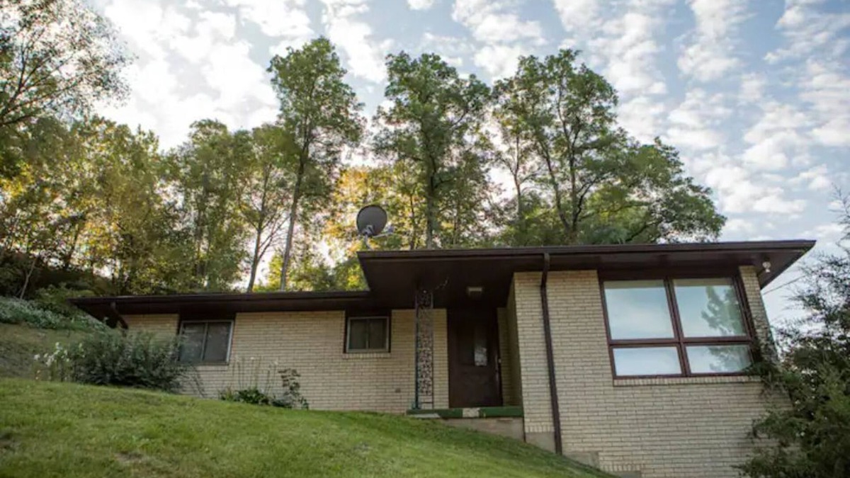 East Dubuque House | Captain Merry Bluffside Villa