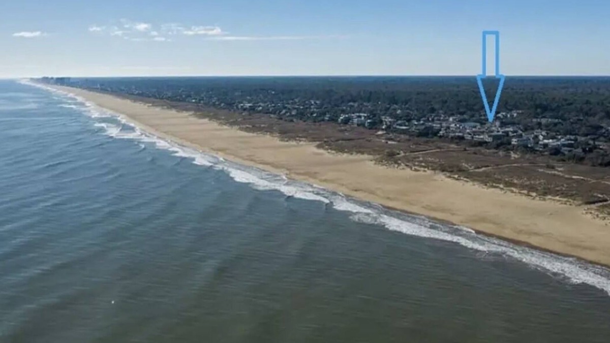 Northeast Virginia Beach House | Captain's Mansion 8bdrm/18guests vacation gem steps to beach
