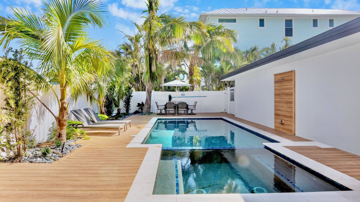 Bradenton Beach Hotel | Captain's Quarters at Anna Maria Island Inn