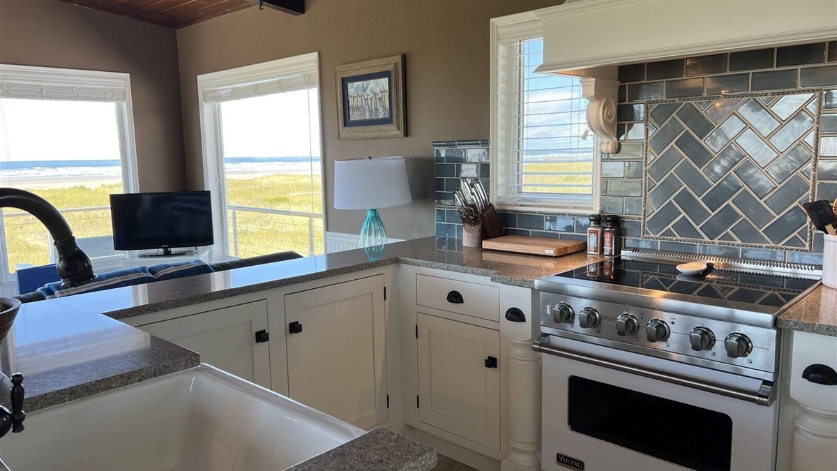 Moclips House | Captain`s Quarters - Beautifully Updated Beach Front Home