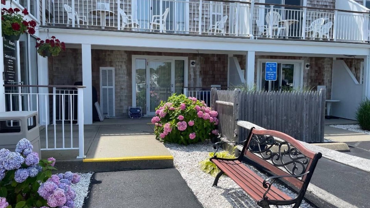 Falmouth Heights Hotel | Captain's Quarters Resort with Ocean Front View overlooking Vineyard Sound