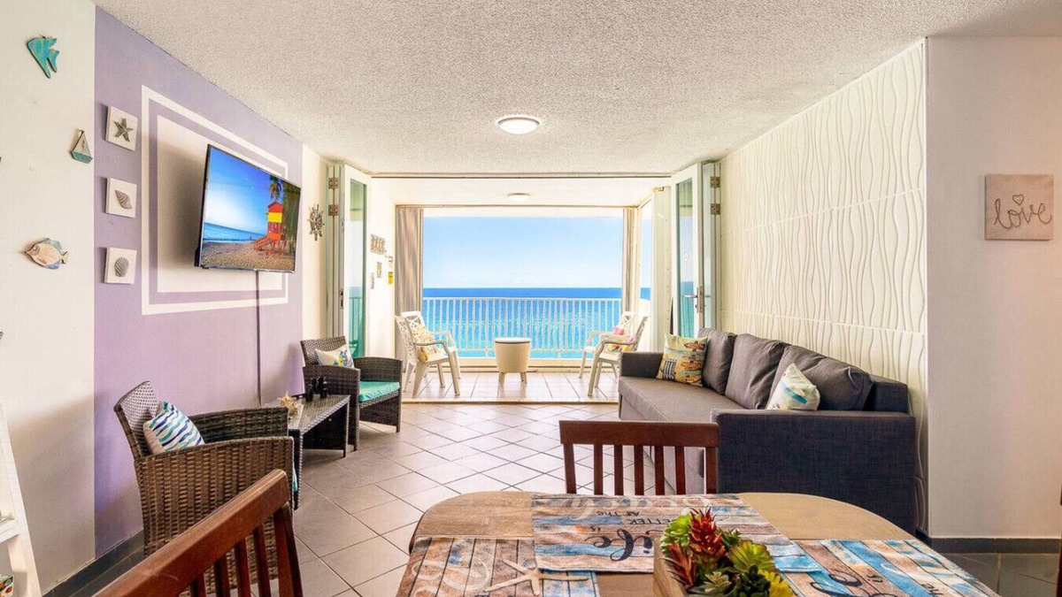 La Pared Apartment | Captain’s Beachfront Pool and Parking