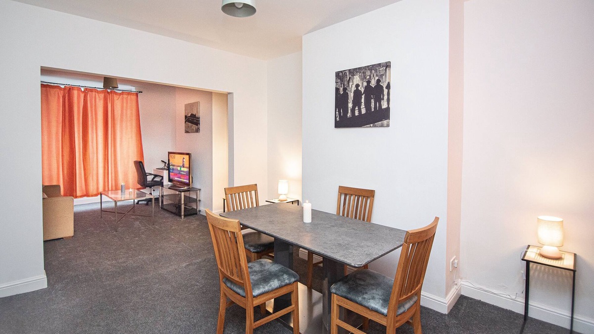 Doncaster House | Captivating 3-Bed House in Doncaster