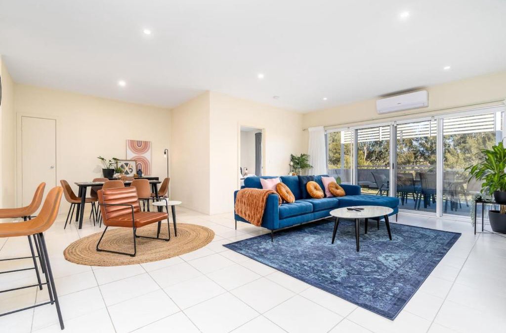 Lyneham Apartment | Captivating 3BR 2BA APT close to Shopping - Hosted by Canstay
