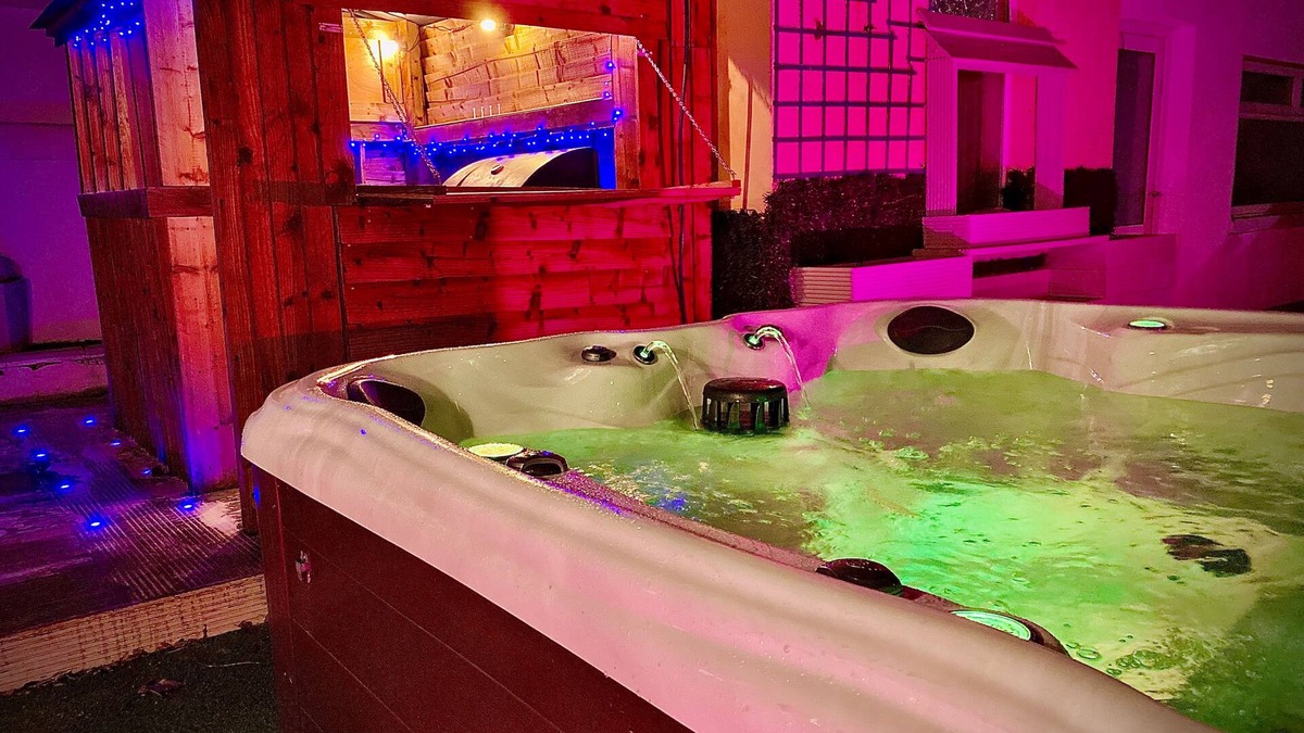 South Shore House | Captivating 4-Bed Hot Tub House in Blackpool