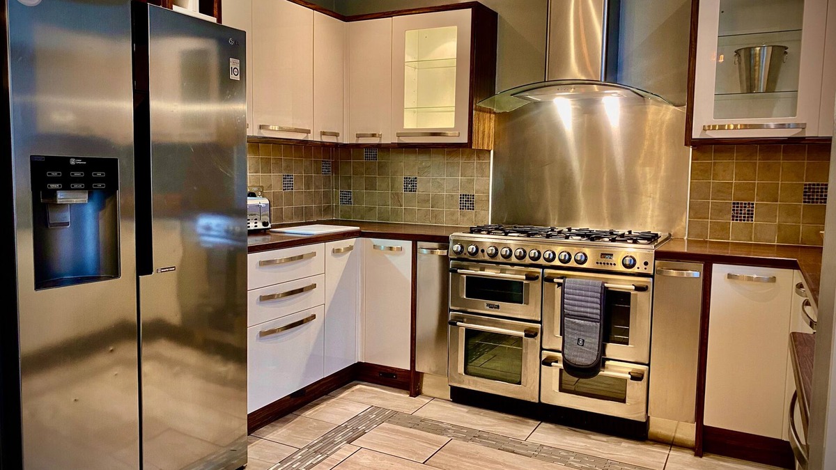 South Shore House | Captivating 4-bed Hot Tub House in Blackpool