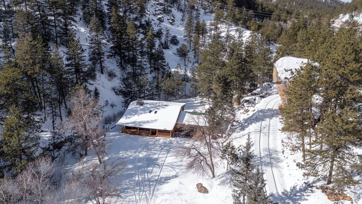 Lyons Cabin | Captivating Rustic Log Cabin with Seasonal stream close to Estes Park and RMNP