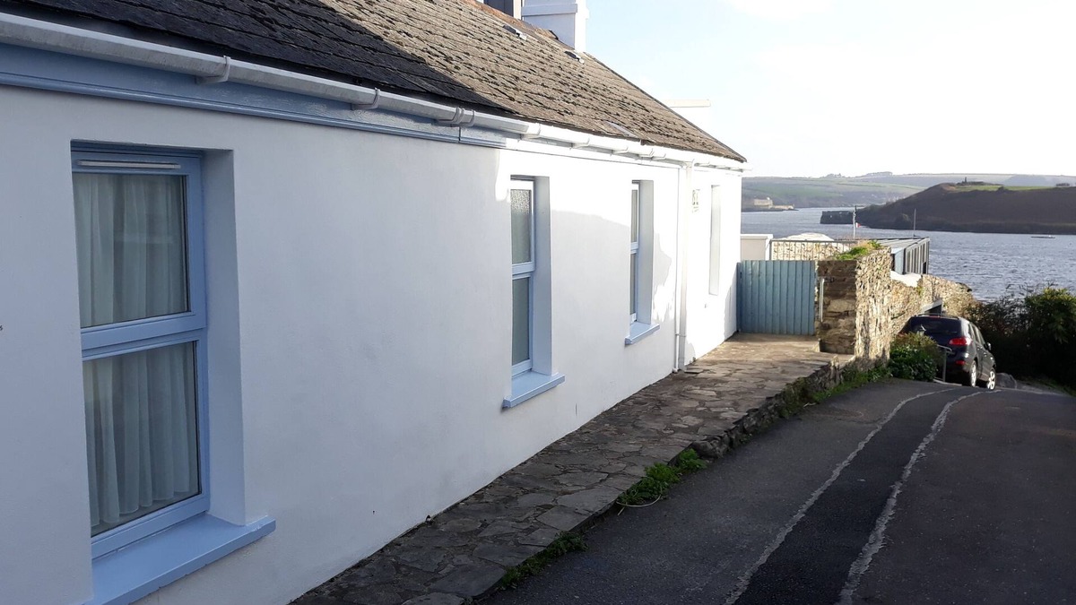 Kinsale Cottage | Cara s Cottage sleeps 4. Harbour views. Off-street parking