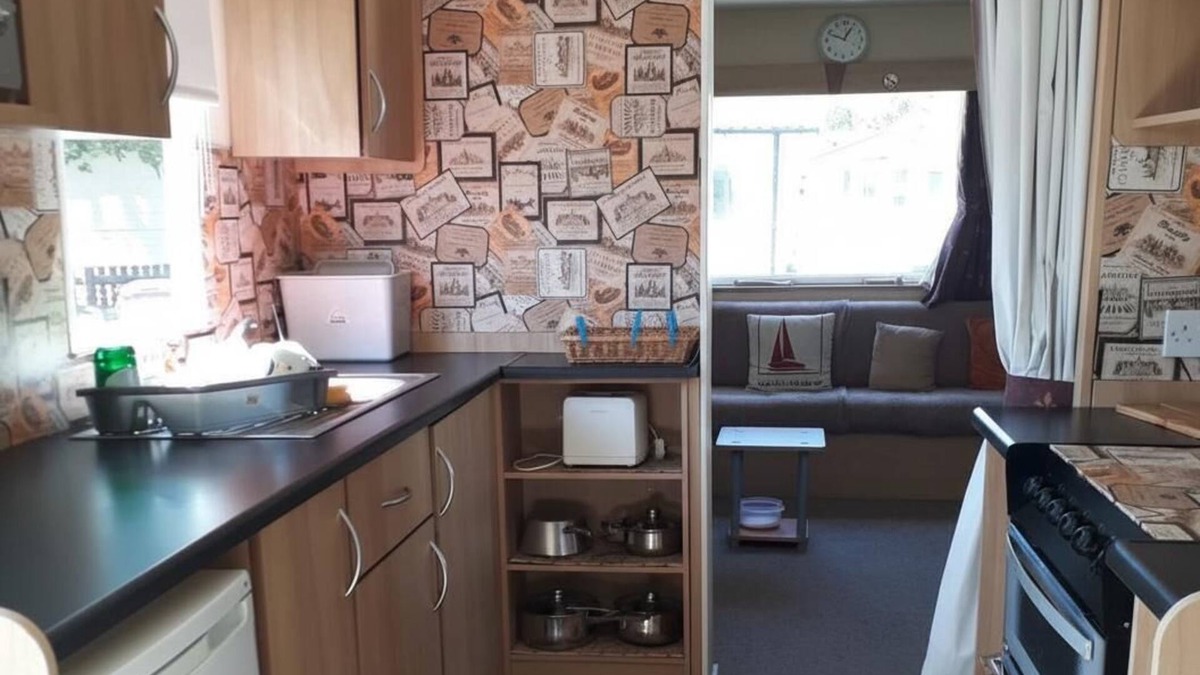 St Leonards-On-Sea Cabin | Caravan on Combe Haven - Sleeps 8 & Pet Friendly