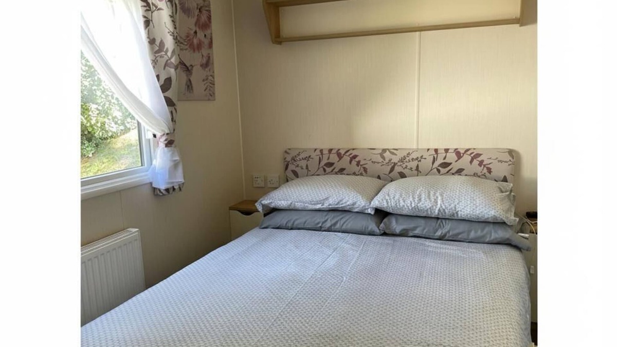 St Leonards-On-Sea Cabin | Caravan - sleeps 6 & parking