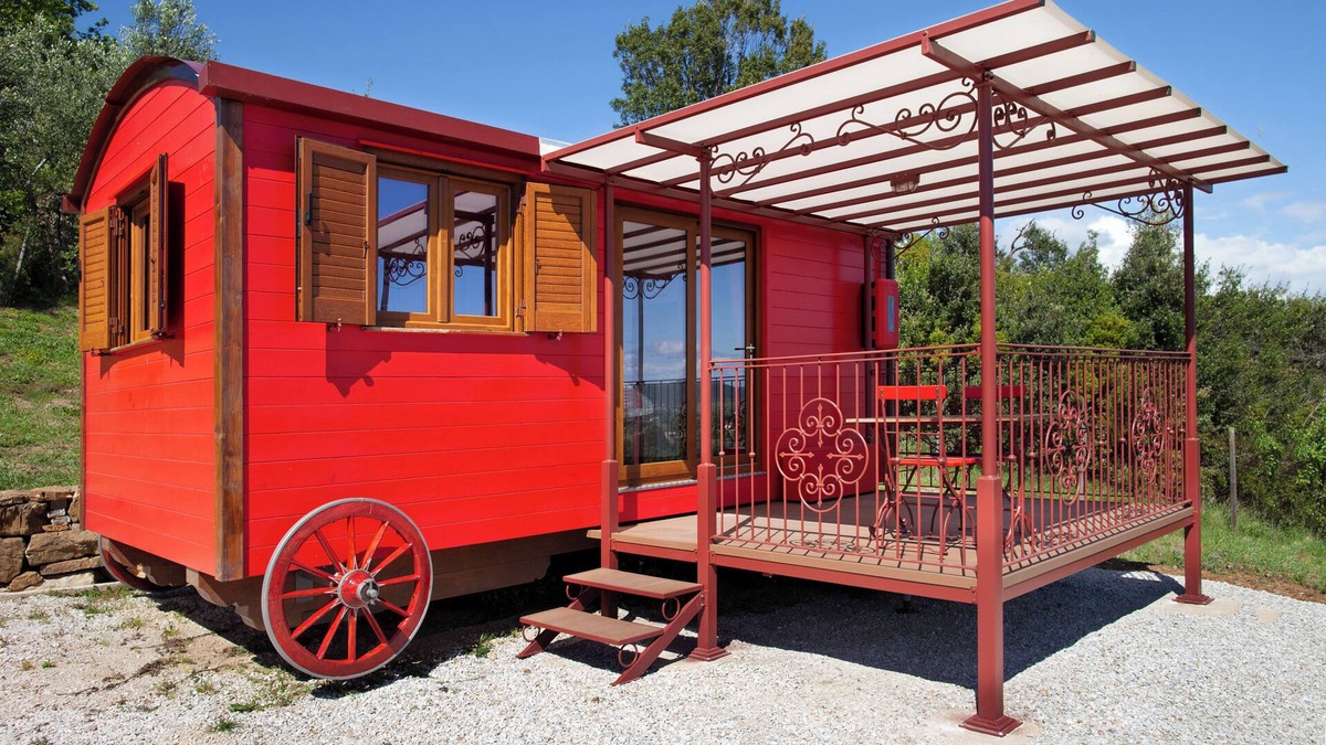 Suvereto House | Caravan 'Volpe Rossa' with Shared Garden and Air Conditioning