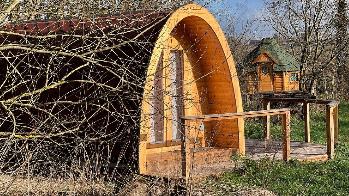 Saint Usuge House | Caravane Insolite Entierement en Bois Immergée en Pleine Nature