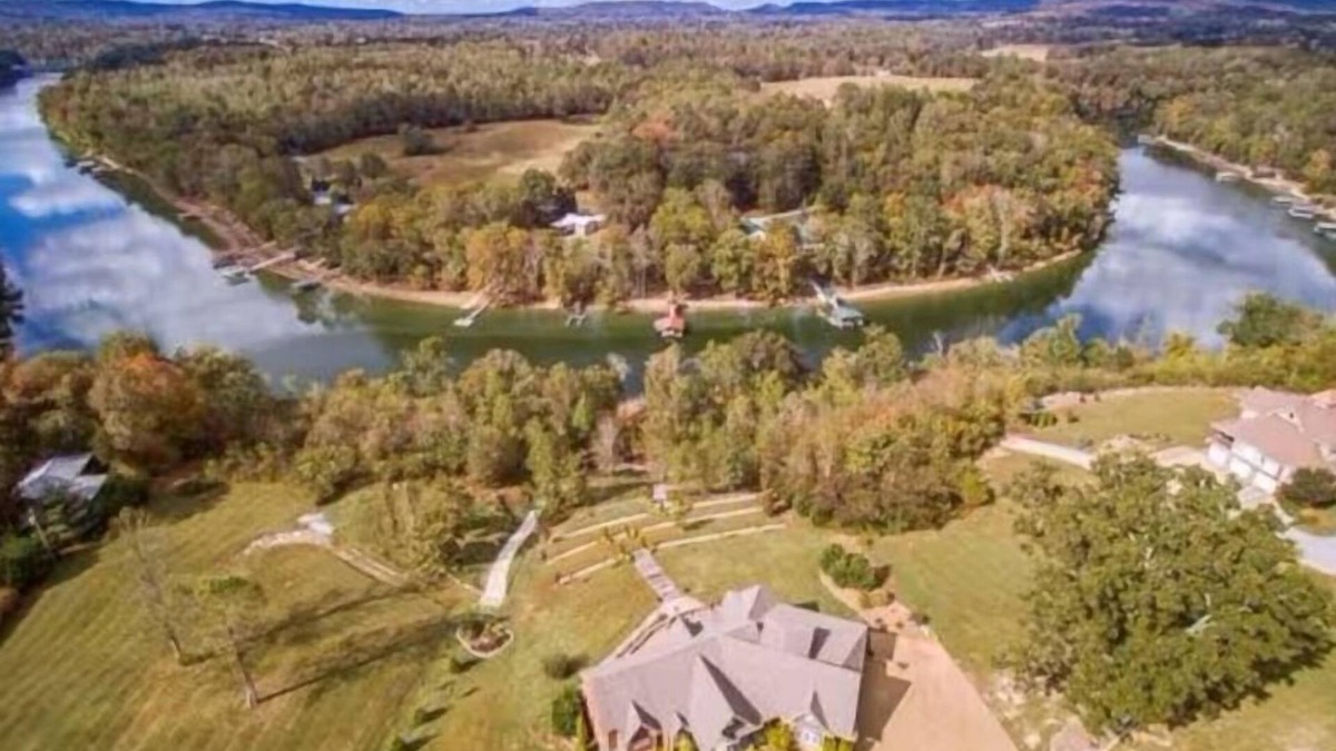 Rock Island House | Carefree on the Caney: Spacious 7-bedroom home on the Caney Fork River w/a dock