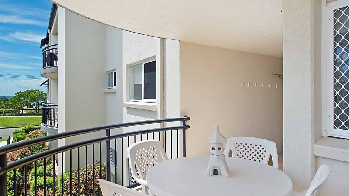 Bilinga Apartment | Caribbean 8 - Bilinga/North Kirra Beachfront - Min. 3 Night Stays!