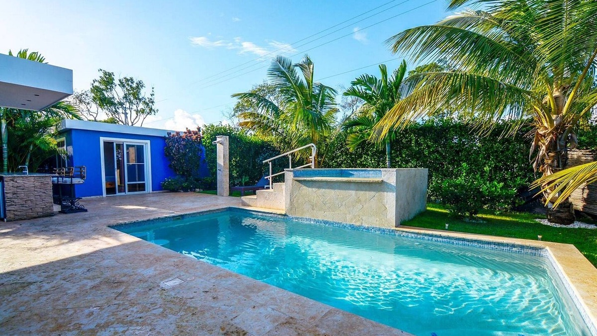 La Mulata Villa | Caribbean complex with 6 bedrooms, 2 pools, free shuttle van, AC/WiFi/Cable TV
