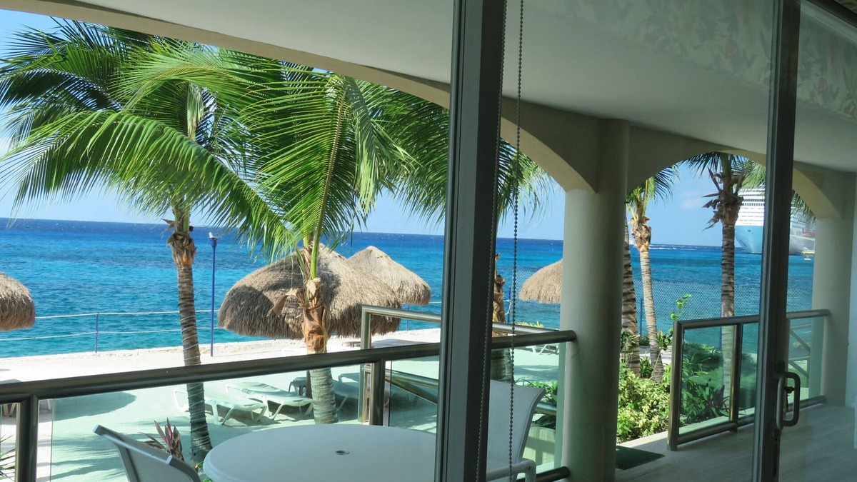Colonia Andres Condo | Caribbean Seafront, Family Friendly, 2 bdrm condo, 1 blk to restaurants & shops