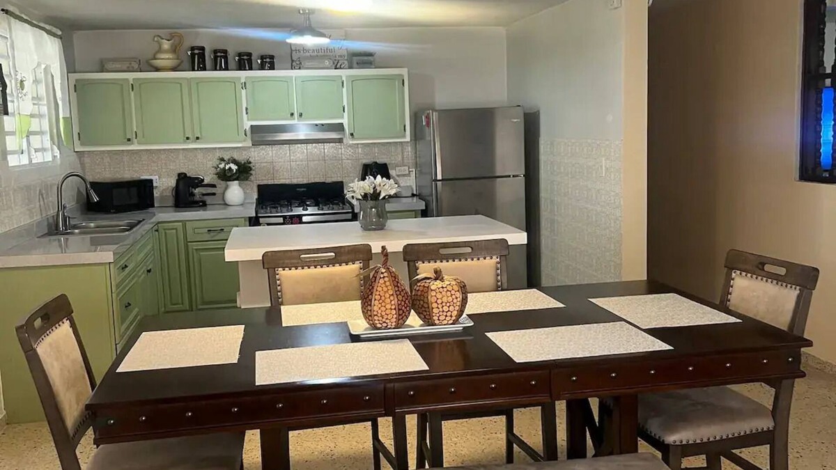 Camaceyes House | CariBnB, 7 minutes from Airport & 11 to Beachesn