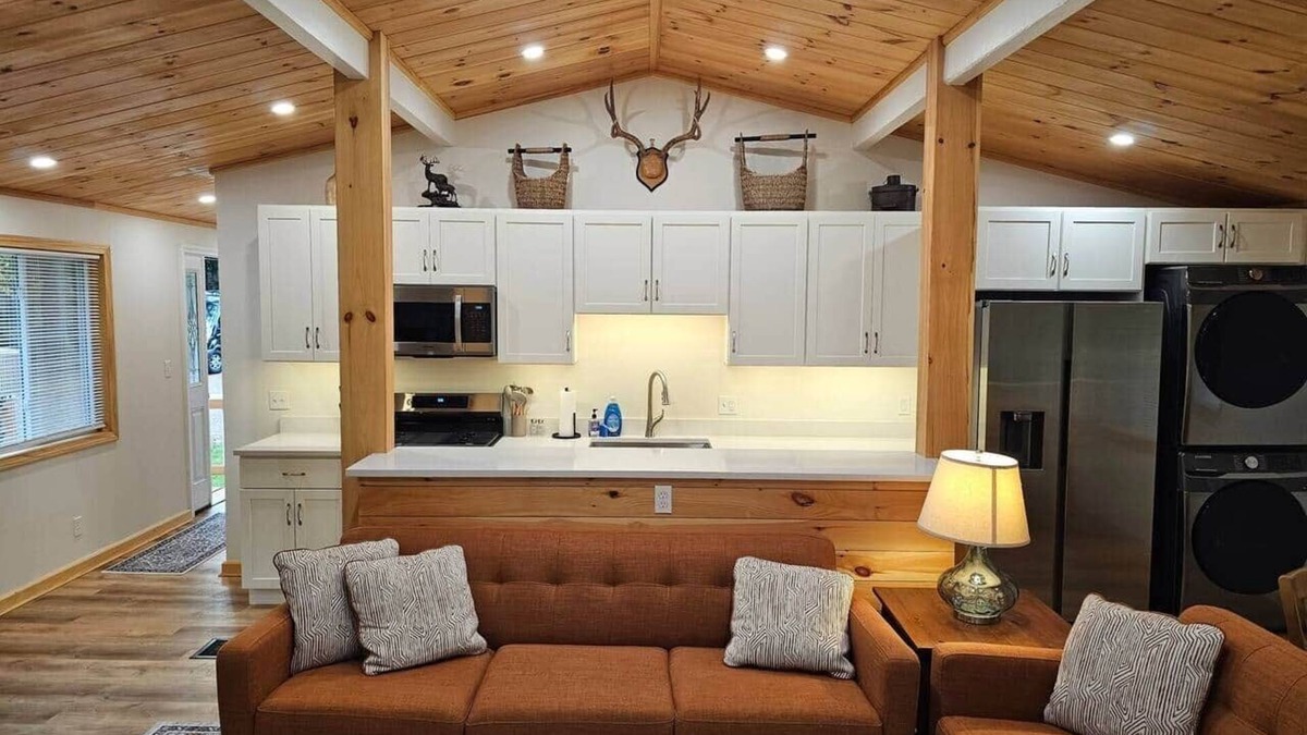 Woodsville House | Caribou Cabin – Fireside & Hot Tub Retreat