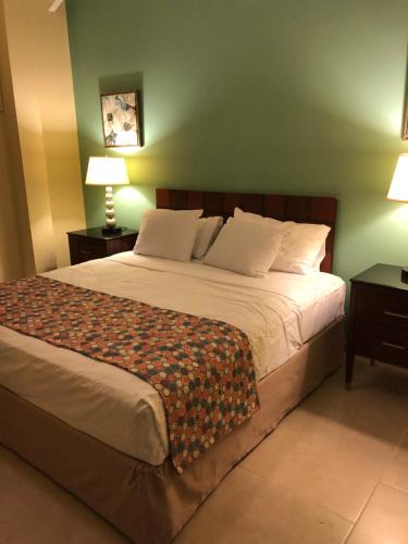 Cole Bay Hotel | Carl's Unique Inn & Conference Facilities
