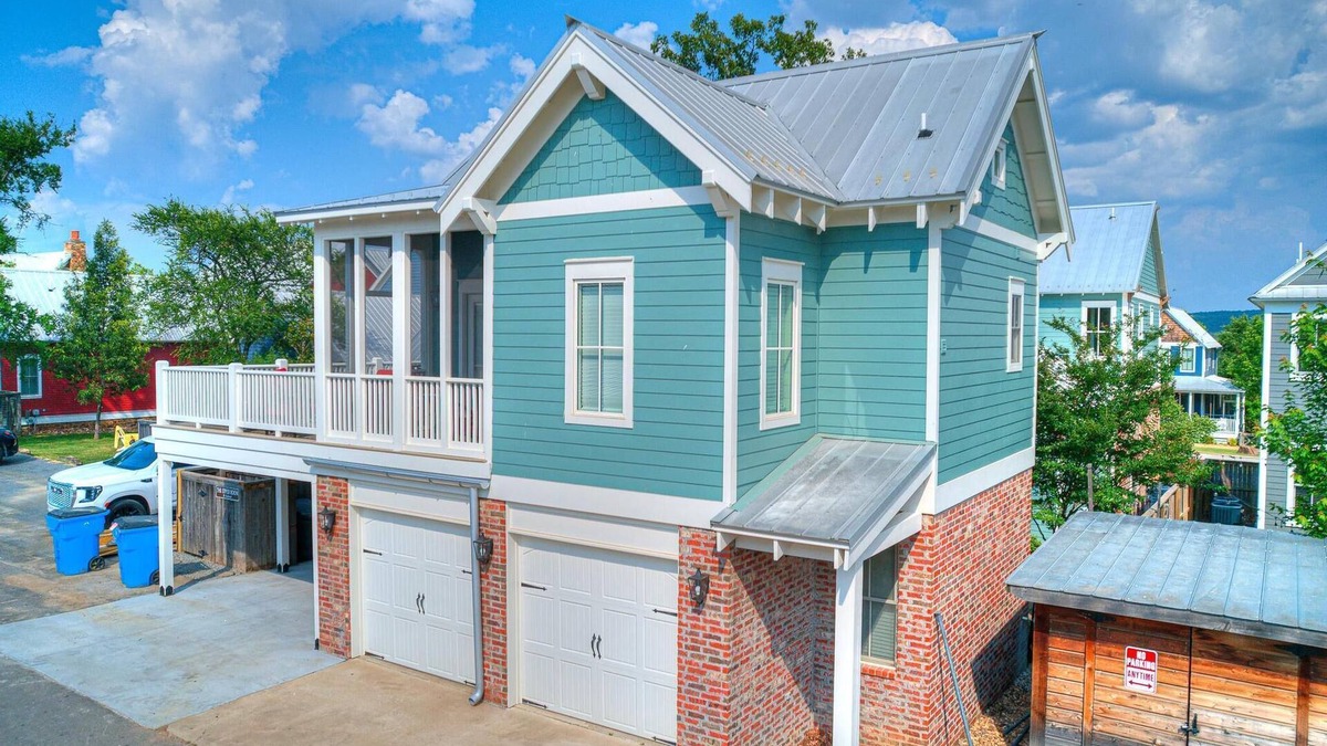 Carlton Landing Apartment | Carlton Landing! Cozy Garage Apartment close to all amenities!