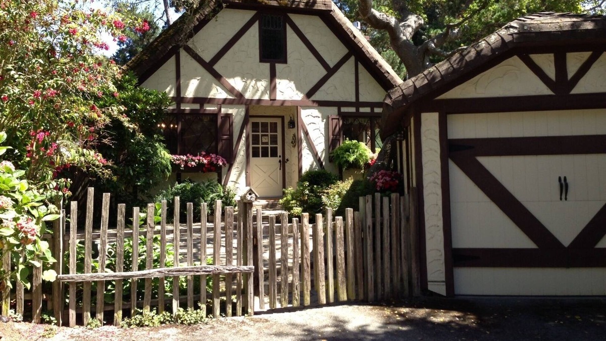Golden Rectangle Cottage | CARMEL CLASSIC near Forest Theater