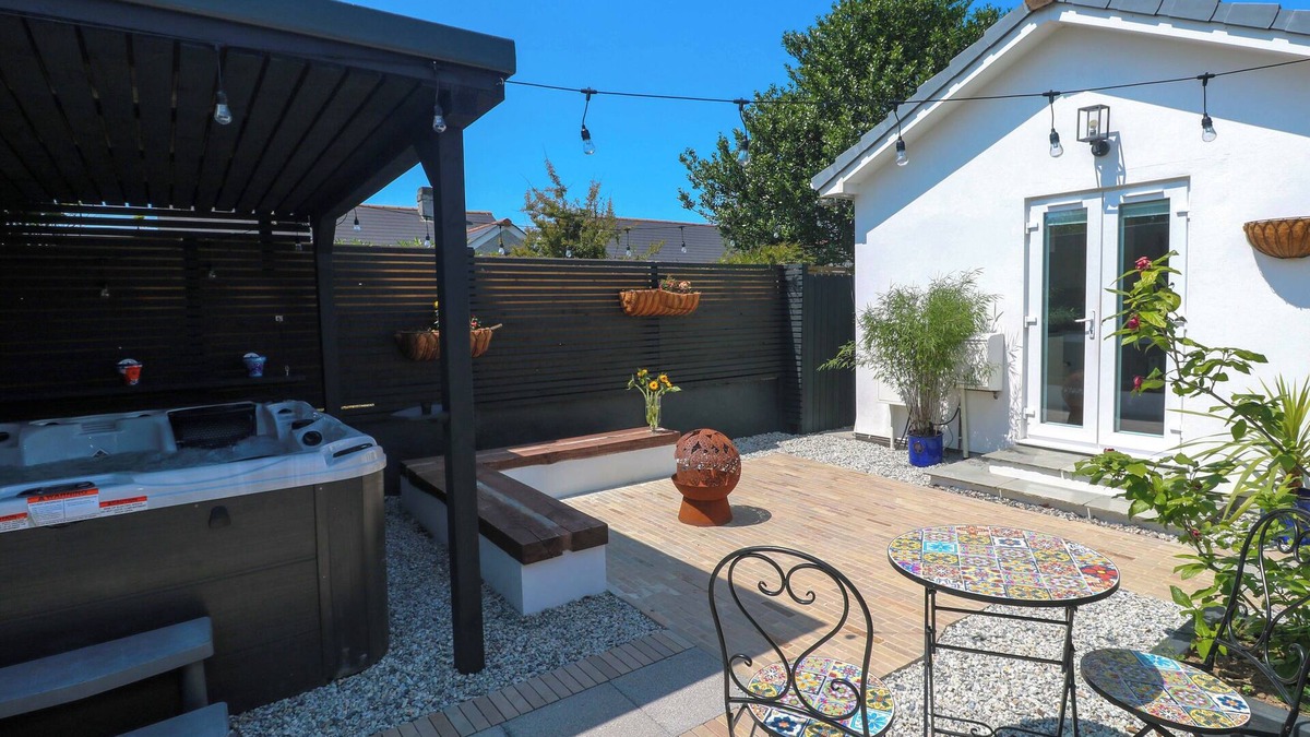 Illogan Cottage | CARN BREA, pet friendly, with hot tub in Redruth