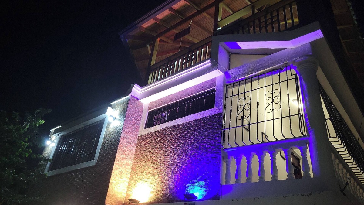 La Vega House | Carnival-Inspired Retreat with Valley Views – La Vega, DR