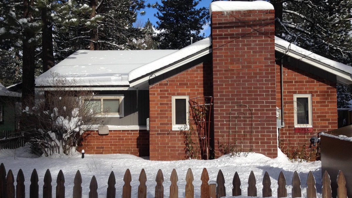 Sierra Tract House | Carol's Place 2 br Near Lake, Ski and Casinos. Dog Friendly