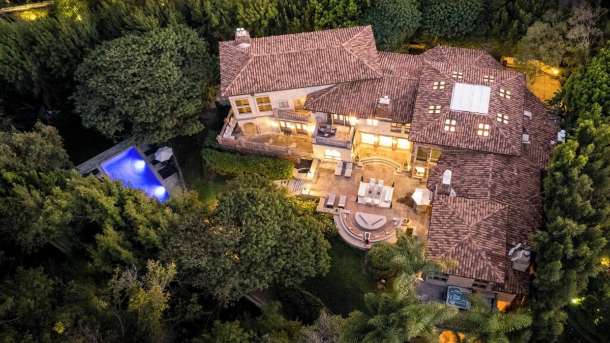 Holmby Hills Villa | Carolwood - Modern Tuscan Villa with Rolling Lawns and Loggia in Holmby Hills