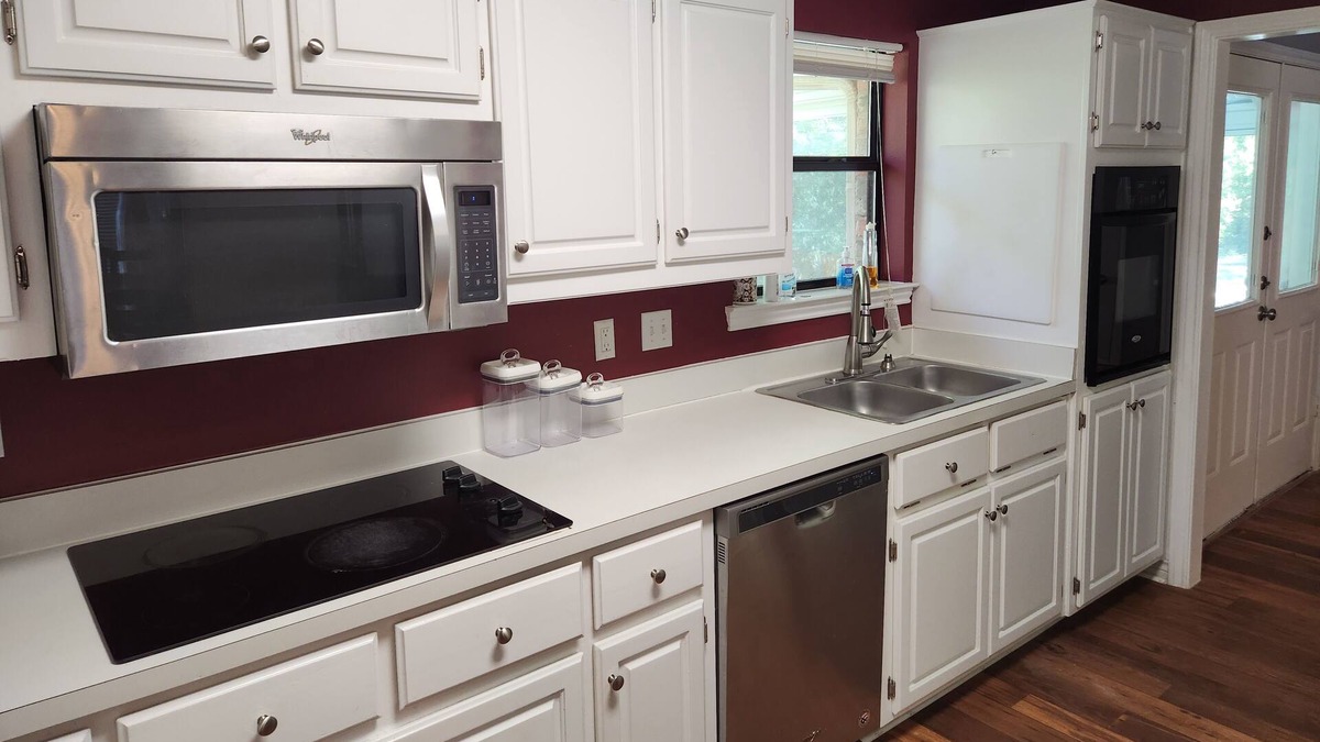 Cedar Hill House | Carousel Cottage - Quiet, Cozy, 15 minutes from Downtown Dallas!