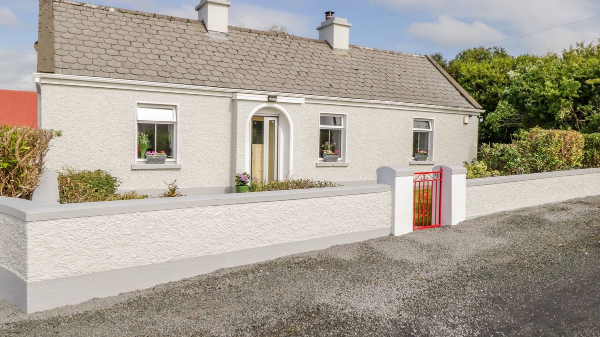 Ballinful Cottage | CARPENTER’S COTTAGE, family friendly in Grange, County Sligo