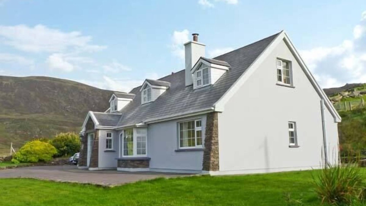 Caherdaniel Cottage | CARRAIG OISIN, pet friendly in Waterville, County Kerry