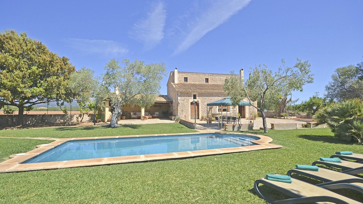 Sa Pobla Cottage | Carratxet - Spacious house with large pool and garden in Buger, Mallorca