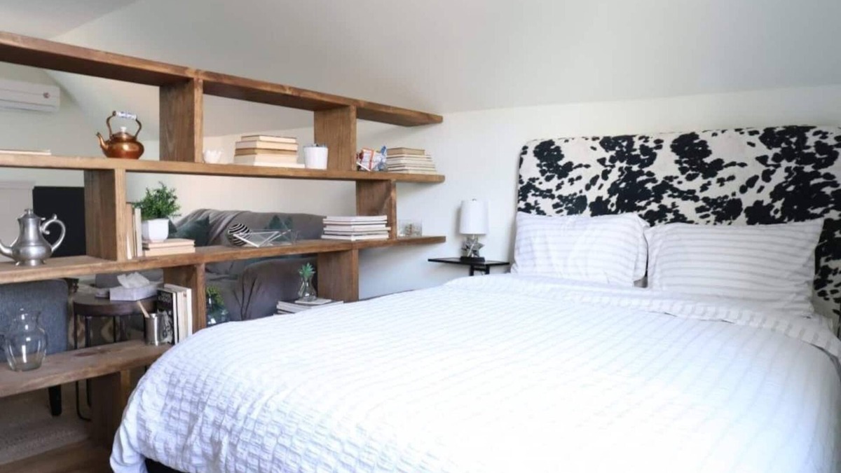 Italian Village Apartment | Carriage House | High St .2 mi | K9s Welcome