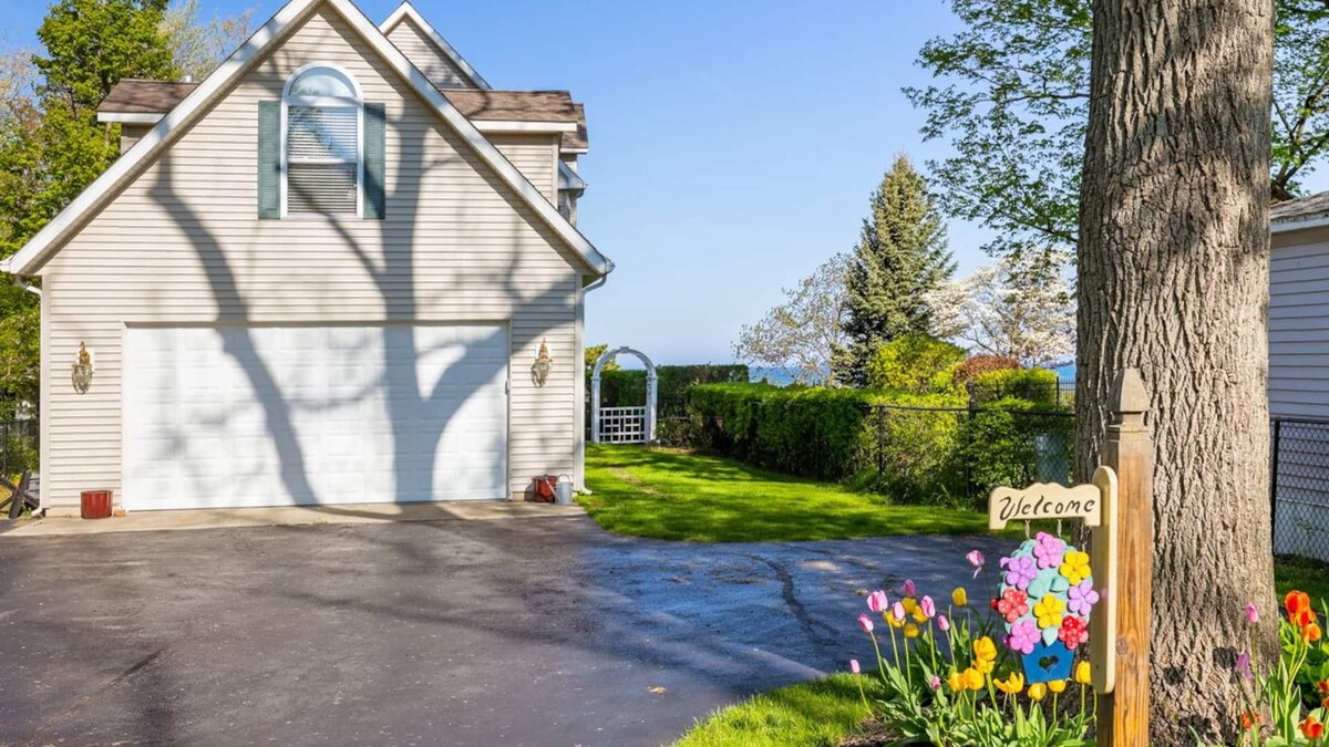 South Haven House | Carriage House | Intimate Retreat with Private Lake Access | Outdoor Grill