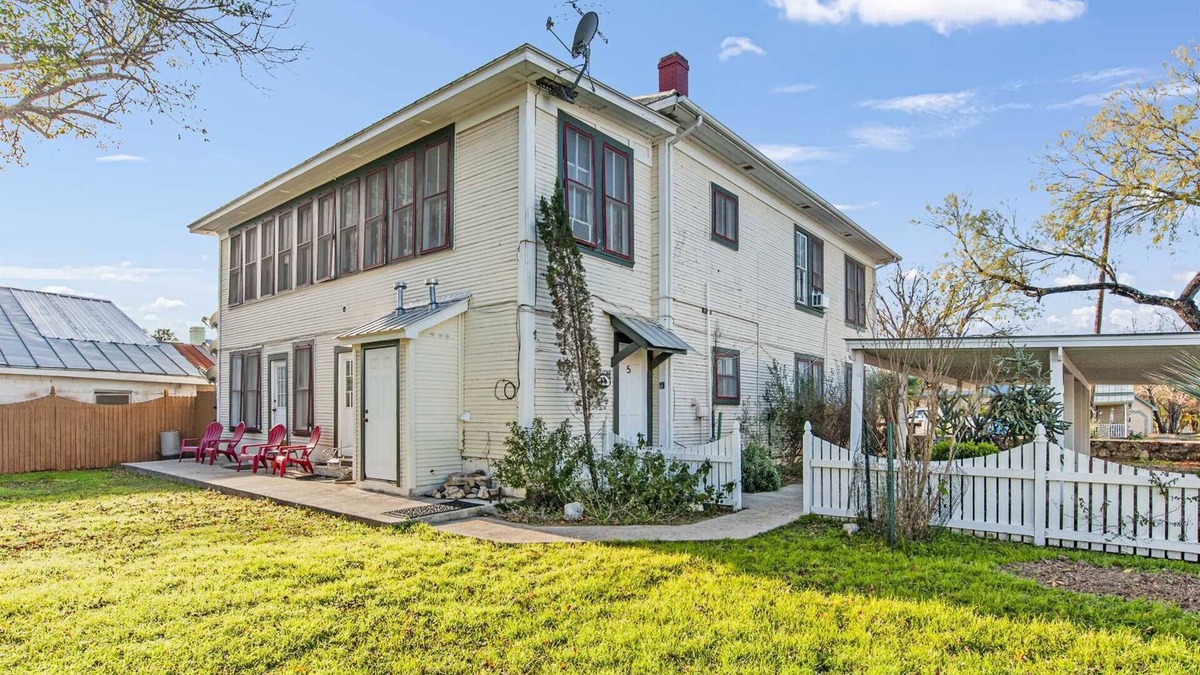 Bandera House | Carriage Inn - Medina Suite 1