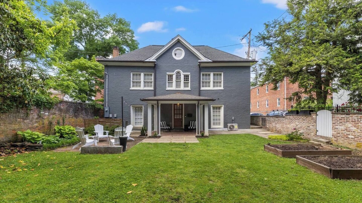 Frankfort House | Carriage on Petticoat