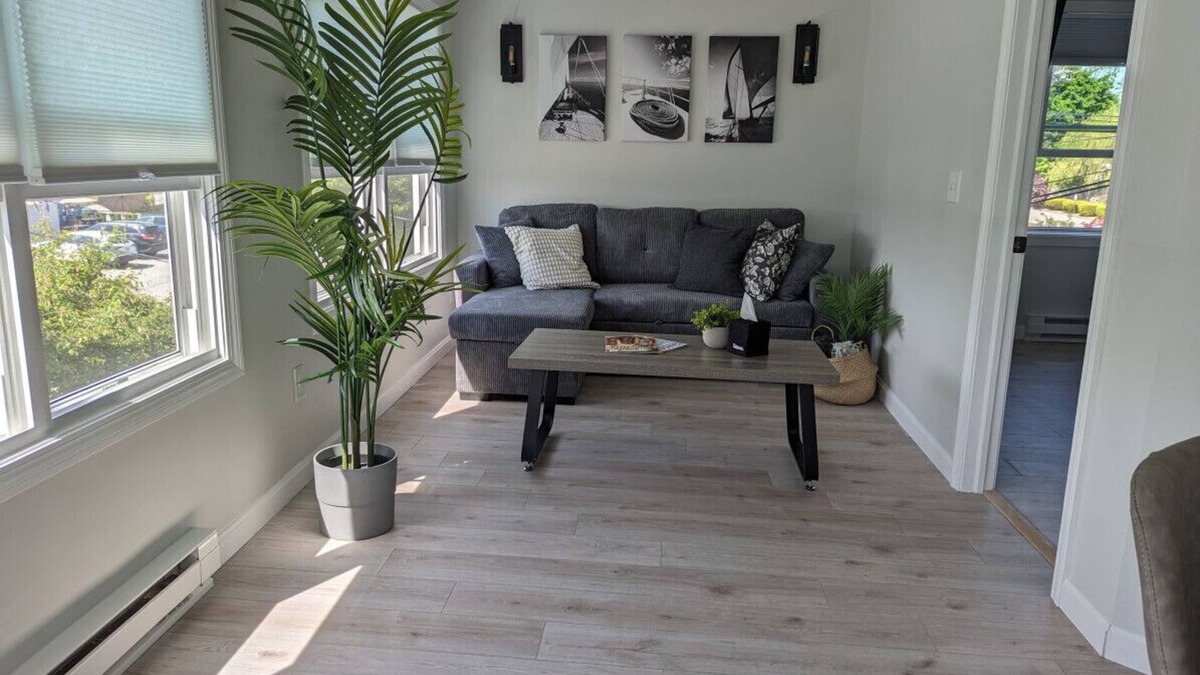 Mystic - New London Apartment | Carrick Landing-#4 · walk Mystic-Train/EV Lvl-2 · aquarium
