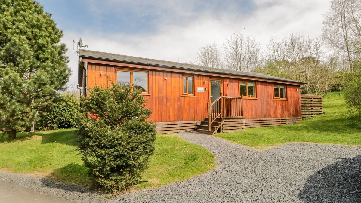 Allithwaite Cottage | CARTMEL LODGE, pet friendly, with hot tub in Allithwaite
