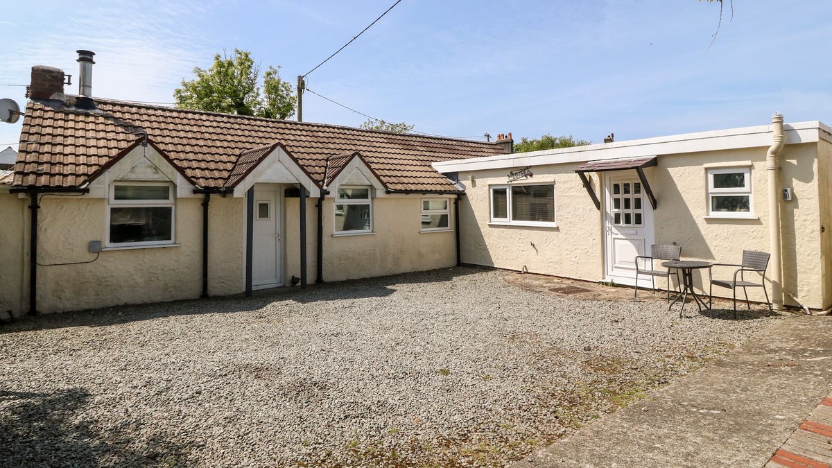 Ty Croes Cottage | CARTREF, family friendly, with hot tub in Rhosneigr
