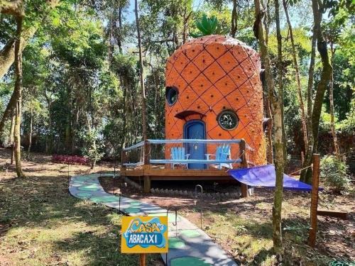Bueno Brandao House | Casa Abacaxi, Vila Mágica
