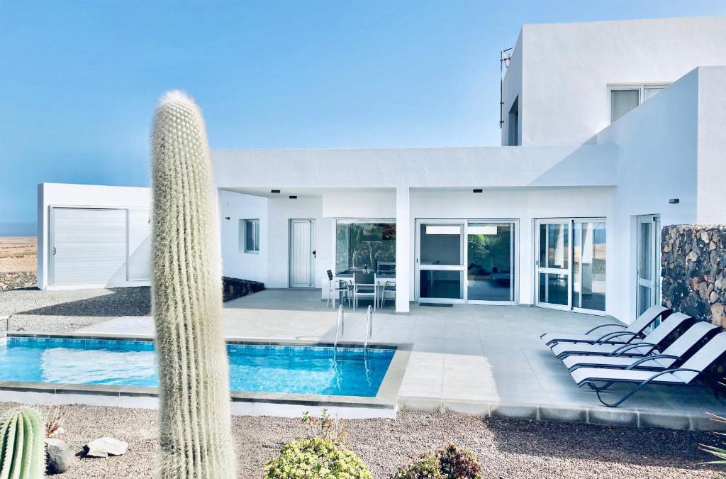 Tindaya Villa | Casa Achaman - Contemporary style villa with outstanding views